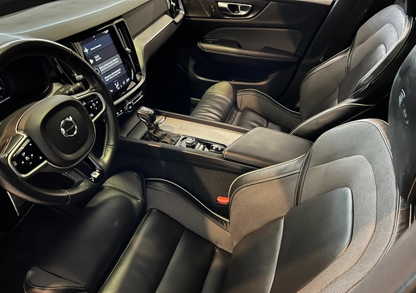 Volvo S60 cena 129900 przebieg: 133000, rok produkcji 2019 z Nasielsk małe 704